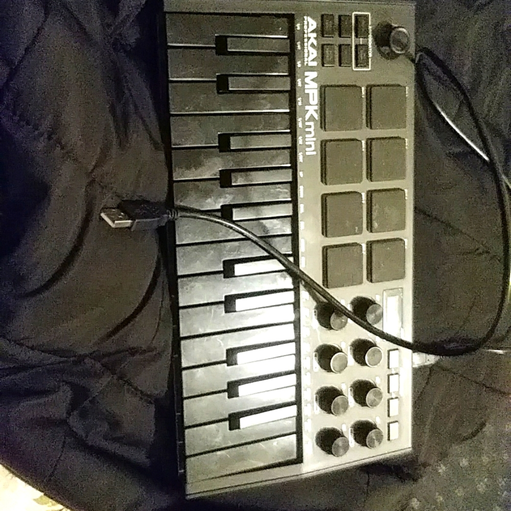 AKAI MPK MINI MIDI CONTROLLER BEAT MACHINE SPECIAL EDITION